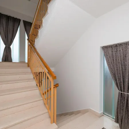 Apartman In With Sea View, Balcony, Air Conditioning, W-lan 3553-3 Supetar